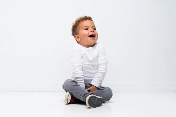 Niño Feliz Sobre Fondo Blanco Aislado Sentado Suelo —  Fotos de Stock