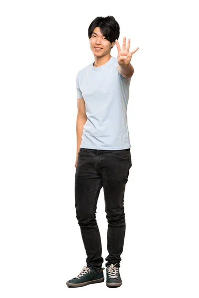 青いシャツを着たアジア人男性のフルレングスショットは 孤立した白い背景の上に指で4を数えます — ストック写真