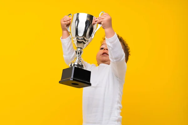 Niño Sobre Fondo Púrpura Aislado Sosteniendo Trofeo —  Fotos de Stock