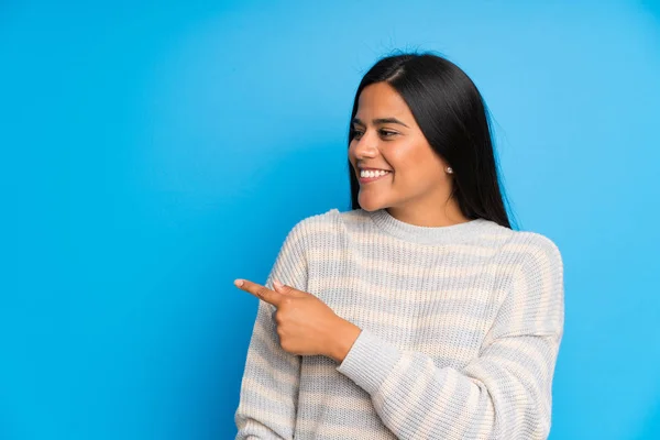 Junge Kolumbianische Mädchen Mit Pullover Zeigt Mit Dem Finger Zur — Stockfoto
