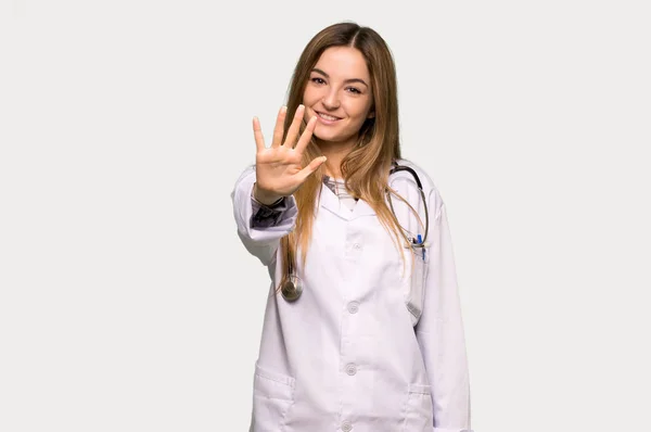 Jovem Médica Mulher Contando Cinco Com Dedos Fundo Cinza Isolado — Fotografia de Stock