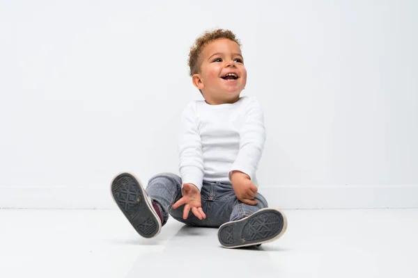 Niño Feliz Sobre Fondo Blanco Aislado —  Fotos de Stock