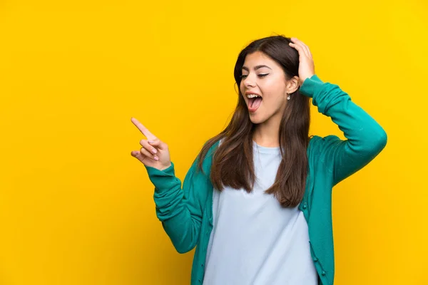 Teenager Mädchen Über Gelbe Wand Zeigt Mit Dem Finger Zur — Stockfoto