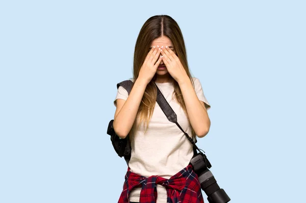 Młoda Fotograf Kobieta Zmęczonym Chorym Wyrazem Twarzy Odizolowanym Niebieskim Tle — Zdjęcie stockowe