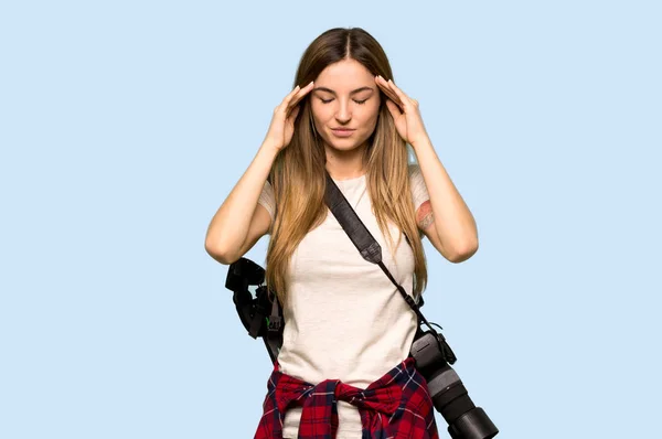 Ung Fotograf Kvinna Olycklig Och Frustrerad Med Något Isolerad Blå — Stockfoto