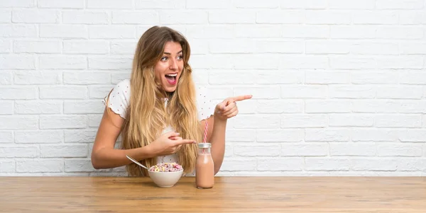 Mujer Rubia Joven Con Tazón Cereales —  Fotos de Stock