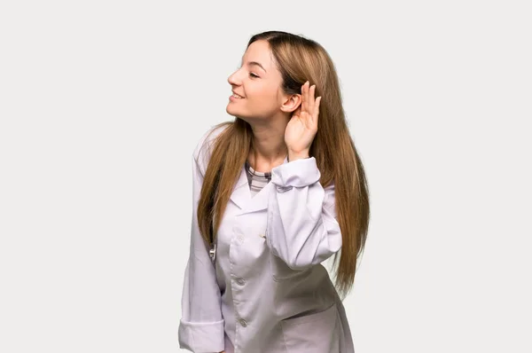Giovane Medico Donna Ascoltando Qualcosa Mettendo Mano Sull Orecchio Sfondo — Foto Stock