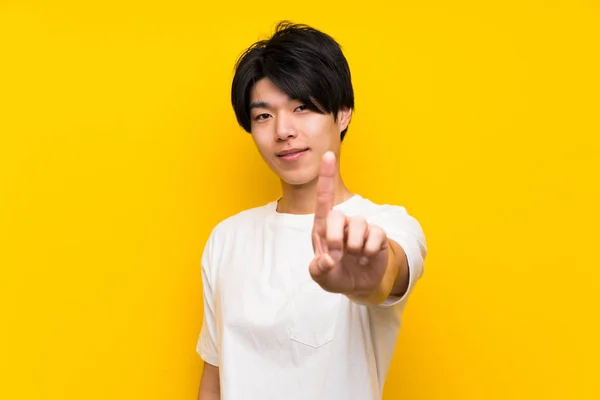 Asiático Hombre Sobre Aislado Amarillo Pared Mostrando Levantando Dedo — Foto de Stock