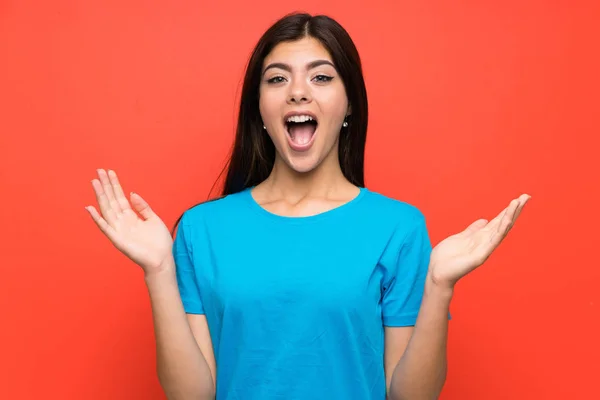 Teenager Mädchen Mit Blauem Hemd Mit Überraschendem Gesichtsausdruck — Stockfoto