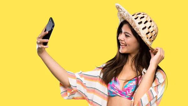Tiener Meisje Zomer Vakantie Maken Van Een Selfie Geïsoleerde Gele — Stockfoto