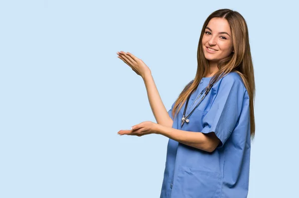 Jonge Verpleegster Breidt Handen Uit Naar Zijkant Voor Het Uitnodigen — Stockfoto
