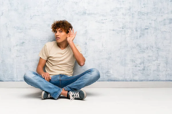 Junger Afrikanisch Amerikanischer Mann Sitzt Auf Dem Boden Und Hört — Stockfoto