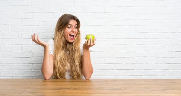 Young Blonde Woman Apple Making Surprise Gesture — Stock Photo, Image