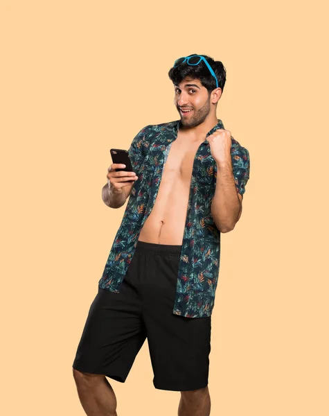 Uomo Costume Con Telefono Posizione Vittoria Sfondo Giallo Isolato — Foto Stock