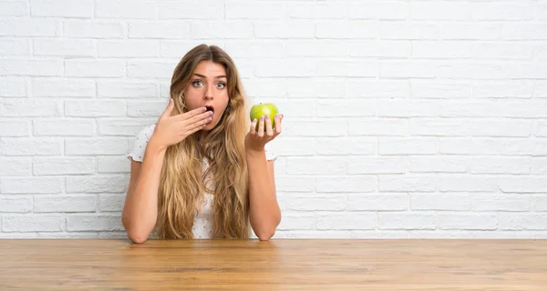 Young Blonde Woman Apple Making Surprise Gesture — ストック写真