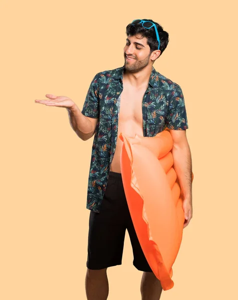 Hombre Baúles Presentando Una Idea Mientras Mira Sonriendo Hacia Fondo —  Fotos de Stock