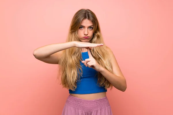 Joven Mujer Rubia Sobre Fondo Rosa Aislado Haciendo Gesto Tiempo — Foto de Stock