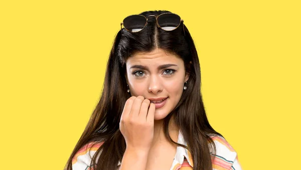 Teenager Mädchen Sommerurlaub Nervös Und Verängstigt Über Isolierten Gelben Hintergrund — Stockfoto