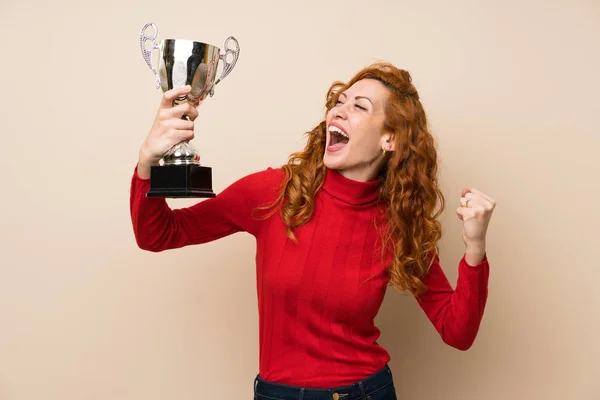 Donna Rossa Con Maglione Dolcevita Con Trofeo — Foto Stock