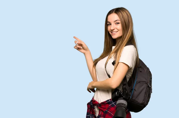 Jonge Fotografe Wijzend Vinger Naar Zijkant Laterale Positie Geïsoleerde Blauwe — Stockfoto