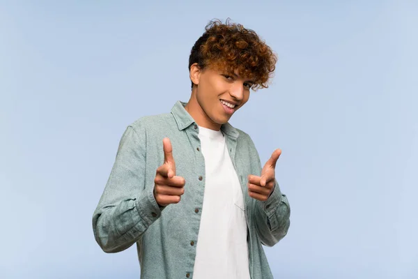 Joven Hombre Afroamericano Sobre Aislado Muro Azul Señalando Hacia Frente — Foto de Stock