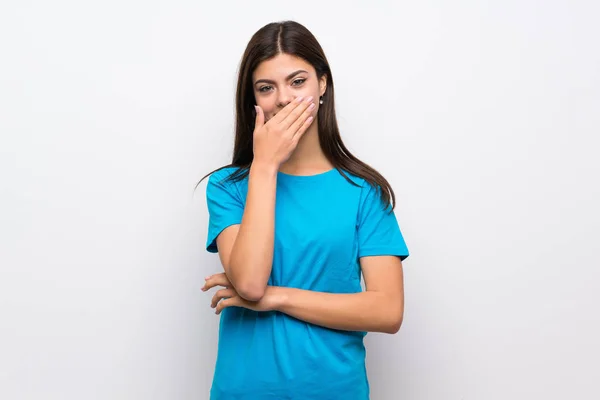 Menina Adolescente Com Camisa Azul Cobrindo Boca Com Mãos — Fotografia de Stock