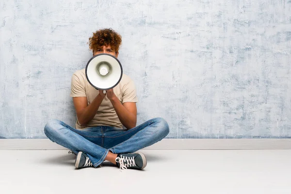 Jeune Homme Afro Américain Assis Sur Sol Criant Travers Mégaphone — Photo