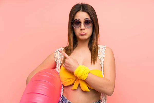 Junge Frau Bikini Den Sommerferien Zeigt Auf Die Quereinsteiger Die — Stockfoto