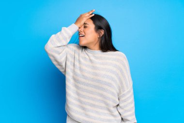 Kazak ile genç Kolombiyalı Kız sadece bir şey fark etti ve çözüm niyetine sahip