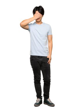 Gözleri elleriyle kaplayan mavi gömlekli Asyalı bir adamın tam uzunlukta bir fotoğrafı. Yalıtılmış beyaz arka plan üzerinde bir şey görmek istemiyorum