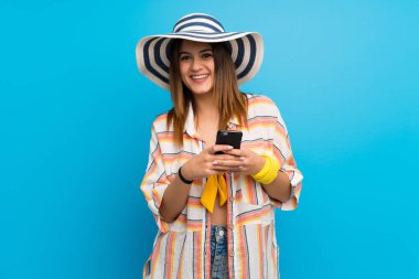 Yaz tatillerinde Bikini genç kadın cep ile bir mesaj göndererek