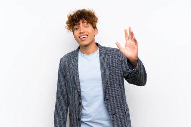 Mutlu ifade ile el ile selamlama izole beyaz duvar üzerinde Moda afro-amerikan adam