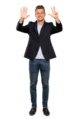 Sarışın yakışıklı adam parmakları ile sekiz sayma