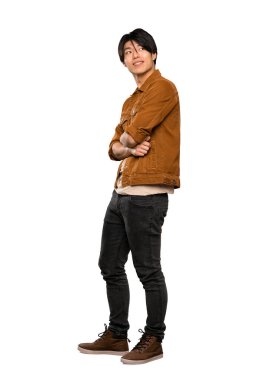 Kolları çapraz ve izole beyaz arka plan üzerinde mutlu kahverengi ceketli Asyalı bir adamın tam uzunlukta bir çekim
