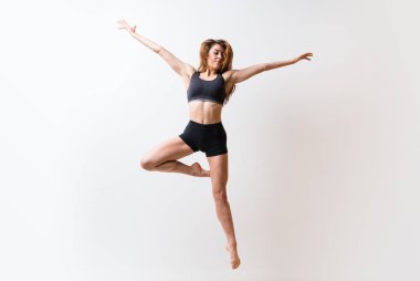 Izole beyaz duvar üzerinde genç dans kız