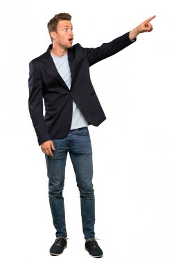 Sarışın yakışıklı adam uzağa işaret