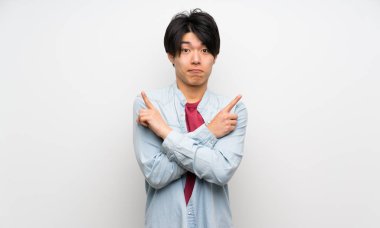 Izole beyaz arka plan üzerinde Asyalı adam şüpheleri olan laterals işaret