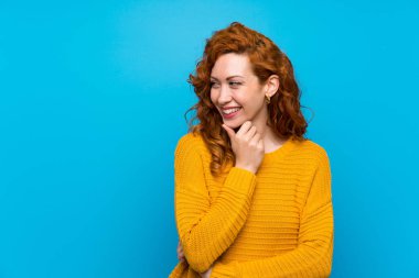 Yan bakıyor sarı kazak ile Redhead kadın