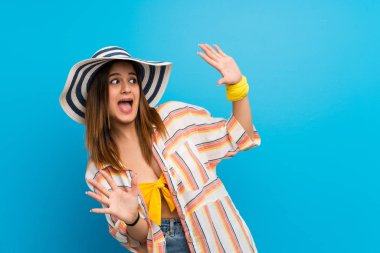 Yaz tatilinde bikinili genç bir kadın gergin ve korkmuş.