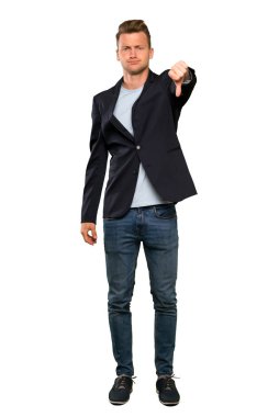 Sarışın yakışıklı adam olumsuz ifade ile başparmak aşağı gösteren