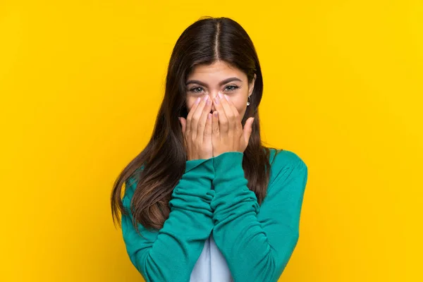 Chica Adolescente Sobre Pared Amarilla Con Expresión Facial Sorpresa — Foto de Stock