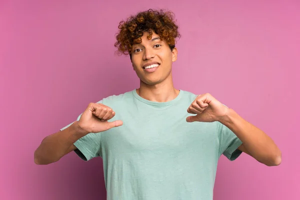 Jovem Homem Afro Americano Sobre Isolado Muro Roxo Orgulhoso Auto — Fotografia de Stock