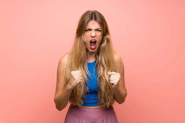 Jong Blond Vrouw Geïsoleerde Roze Achtergrond Gefrustreerd Door Een Slechte — Stockfoto