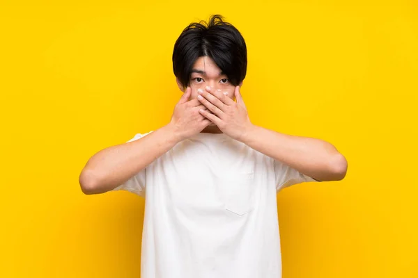 Asiatisk Man Över Isolerad Gul Vägg Som Täcker Munnen Med — Stockfoto