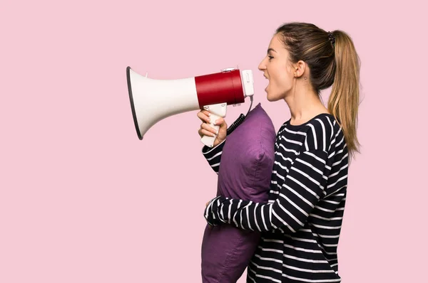 Mulher Bonita Pijama Gritando Através Megafone Para Anunciar Algo Posição — Fotografia de Stock