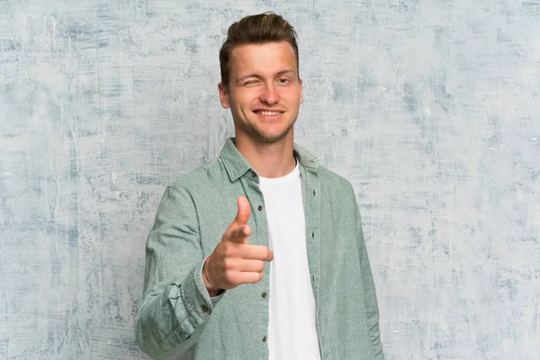 Blonde Handsome Man Green Shirt Points Finger You — Stock Photo, Image