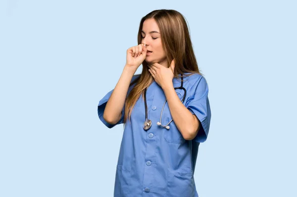Молодая Медсестра Страдает Кашля Плохо Себя Чувствует Изолированном Синем Фоне — стоковое фото