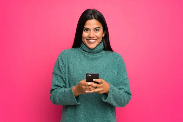 Joven Colombiana Con Suéter Verde Enviando Mensaje Con Móvil — Foto de Stock