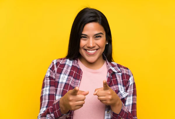 Mladá Kolumbijská Dívka Tebe Ukazuje Prstem Přes Žlutou Zeď — Stock fotografie
