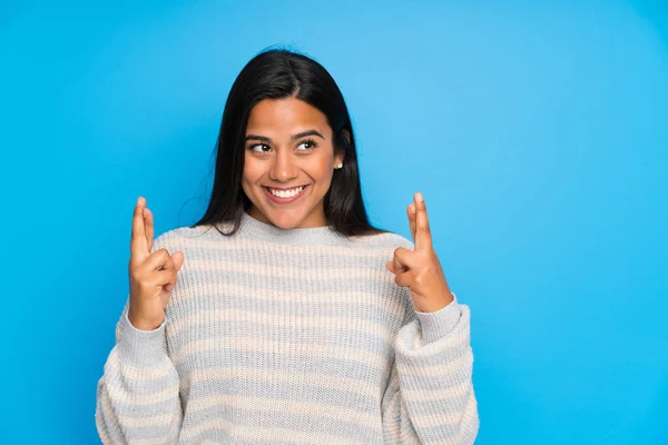 Junge Kolumbianische Mädchen Mit Pullover Mit Daumendrücken — Stockfoto